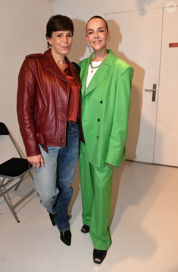 Indiquant que Pauline ne lui avait pas vraiment laissé le choix en apprenant que les animaux risquaient la mort pour rien 

Pauline Ducruet et sa mère la princesse Stéphanie de Monaco - Backstage du défilé Alter Femme Automne/Hiver 2022/2023 lors de la Fashion Week de Paris le 1er mars 2022. © Veeren/Bestimage