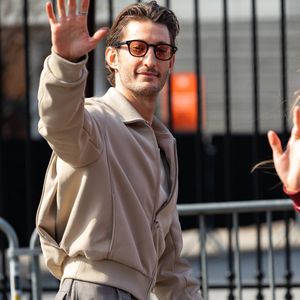 Et sur place, Pierre Niney bénéficie de tout le luxe proposé par le Constance Le Prince Maurice, véritable joyau de l'île niché entre un lagon turquoise à couper le souffle et une végétation luxuriante. 

Pierre Niney au défilé Lacoste "Collection Femme Prêt-à-Porter Automne/Hiver 2026-2027" lors de la Fashion Week de Paris, le 8 mars 2026

© Thibault Duboucher / Bestimage