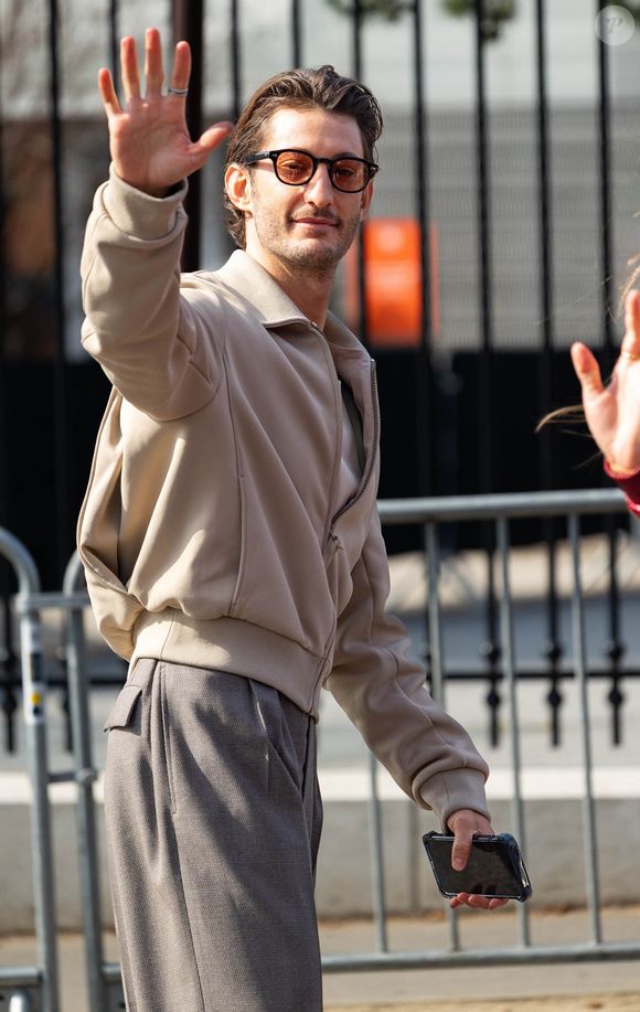 Et sur place, Pierre Niney bénéficie de tout le luxe proposé par le Constance Le Prince Maurice, véritable joyau de l'île niché entre un lagon turquoise à couper le souffle et une végétation luxuriante. 

Pierre Niney au défilé Lacoste "Collection Femme Prêt-à-Porter Automne/Hiver 2026-2027" lors de la Fashion Week de Paris, le 8 mars 2026

© Thibault Duboucher / Bestimage