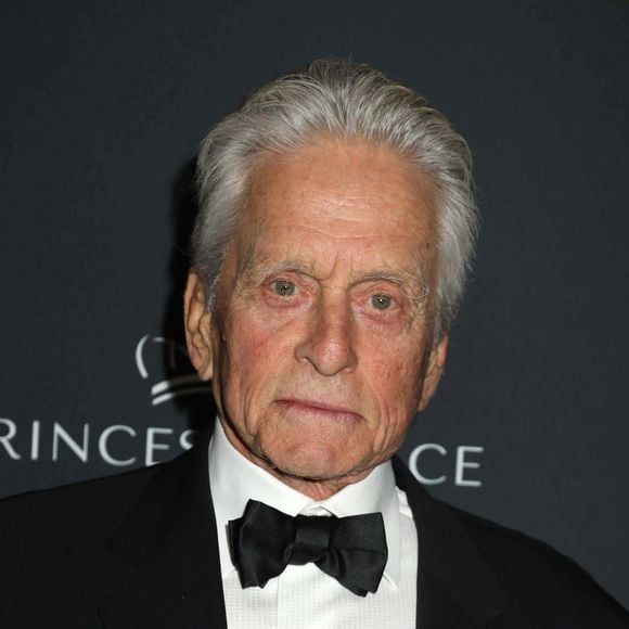 En effet, en 2016, Michael Douglas révélait publiquement que Val Kilmer était atteint du cancer de la gorge.

L'acteur Michael Douglas lors du gala du 40e anniversaire des Princess Grace Awards, à New York, le 23 octobre 2024.

Photo : Nancy Kaszerman / ZUMA Press Wire