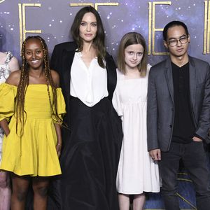Angelina Jolie et ses enfants : Shiloh Jolie-Pitt , Zahara, Vivienne, Maddox, Knox Leon au photocall de la première du film Les Eternels (Eternals) au cinéma BFI Imax de Londres le 27 octobre 2021.
© Future-Image via ZUMA Press / Bestimage