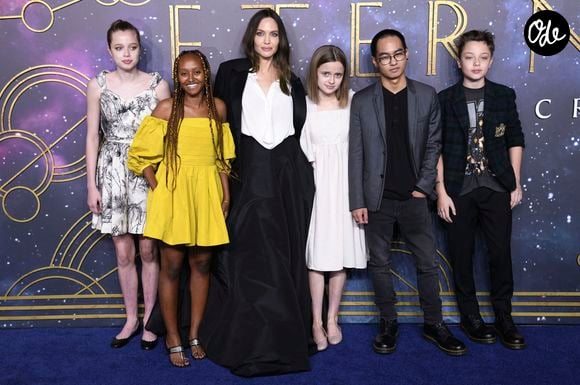 Angelina Jolie et ses enfants : Shiloh Jolie-Pitt , Zahara, Vivienne, Maddox, Knox Leon au photocall de la première du film Les Eternels (Eternals) au cinéma BFI Imax de Londres le 27 octobre 2021.

© Future-Image via ZUMA Press / Bestimage
