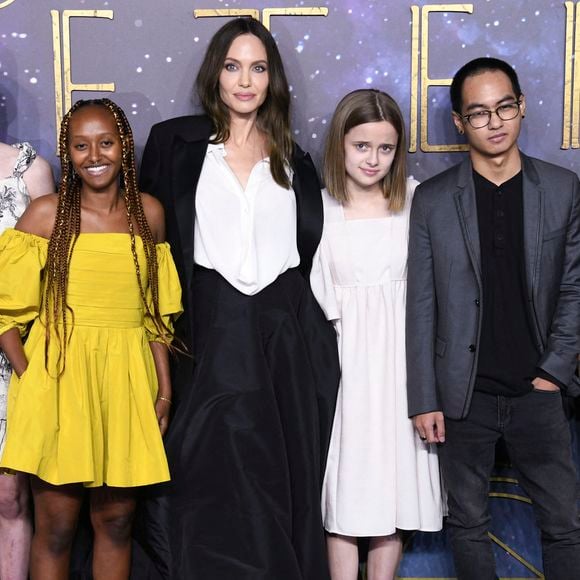 Angelina Jolie et ses enfants : Shiloh Jolie-Pitt , Zahara, Vivienne, Maddox, Knox Leon au photocall de la première du film Les Eternels (Eternals) au cinéma BFI Imax de Londres le 27 octobre 2021.

© Future-Image via ZUMA Press / Bestimage
