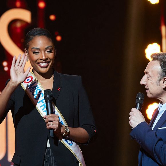 Exclusif - Angélique Angarni-Filopon et Stephane Bern lors de l’enregistrement de l’émission “Les stars s’unissent pour le Sidaction” au théâtre Marigny à Paris, France, le 11 mars 2025. L’émission sera diffusée en prime le 22 mars sur France 2. © Guirec-Moreau/ Bestimage
