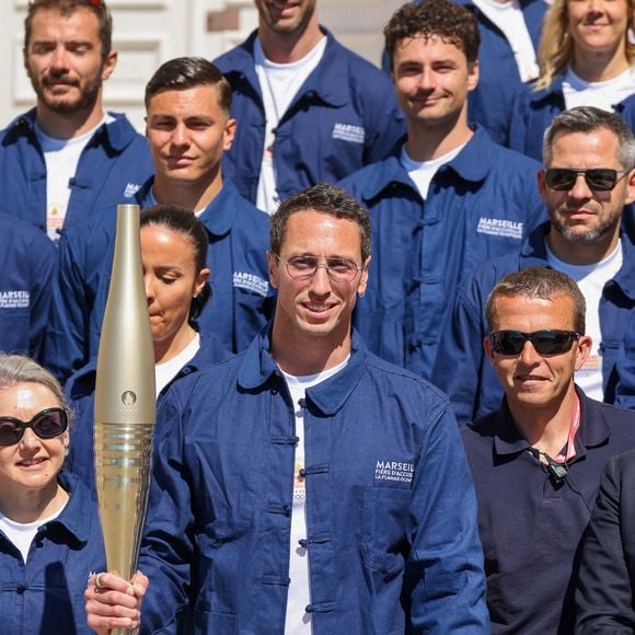 Frédérick Bousquet avec la flamme lors de la première étape du relais de la flamme olympique à Marseille, France, le 9 mai 2024.  © Dominique Jacovides/Bestimage