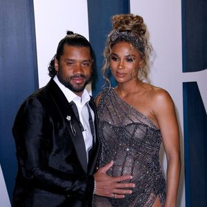 En effet, les anecdotes confiées par la chanteuse avaient laissé présager une suite pour cette belle famille.
Ciara enceinte et son mari Russell Wilson à la soirée "Vanity Fair Oscar Party" après la 92ème cérémonie des Oscars 2020 à Los Angeles, le 9 février 2020.
© Bestimage
