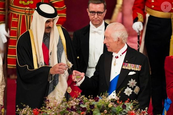 Le roi Charles III d'Angleterre - L'émir du Qatar Tamim ben Hamad Al-Thani et sa femme Jawaher bint Hamad bin Suhaim Al-Thani au dîner d'Etat au palais de Buckingham lors de sa visite d'Etat au Royaume-Uni, le 3 décembre 2024. Julien Burton / Bestimage