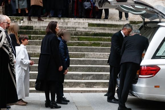 Isabelle Le Nouvel (veuve du défunt), Henrik (fils du défunt) - Sorties des obsèques de Niels Arestrup à l'Église Saint-Roch à Paris. Le 10 décembre 2024
© Christophe Clovis / Bestimage