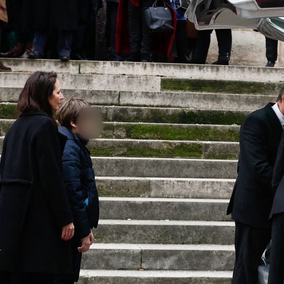 Isabelle Le Nouvel (veuve du défunt), Henrik (fils du défunt) - Sorties des obsèques de Niels Arestrup à l'Église Saint-Roch à Paris. Le 10 décembre 2024
© Christophe Clovis / Bestimage