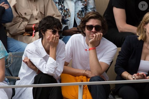 Lucie Boujenah, Thomas Soliveres dans les tribunes lors des Internationaux de France de Tennis de Roland Garros 2022, le 27 mai 2022. © MPP / Bestimage