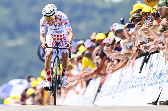 Lenny Martinez est en tête du classement des grimpeurs, lui octroyant le privilège de porter le prestigieux maillot à pois.

Le Français Lenny Martinez, à l'arrivée de la 13e étape de la 112e édition du Tour de France, le 18 juillet 2025, à Peyragudes, France. © Photo News/Psnewz/Bestimage