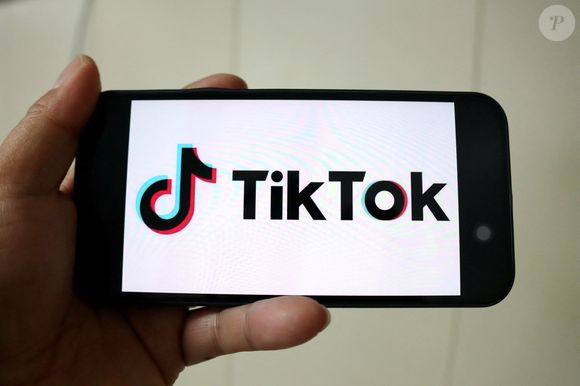 Le logo de TikTok est affiché sur un téléphone portable à Yichang, dans la province de Hubei, en Chine