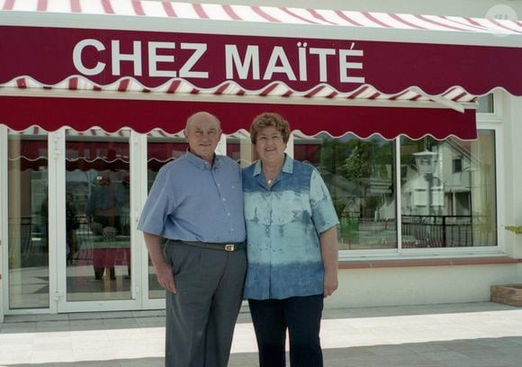 Le restaurant de Maïté "Chez Maïté" à Rion des Landes en liquidation judiciaire vient de fermer fin avril 2015.
Sur les photos en compagnie de son mari et aussi avec ses petits-enfants en mai 2003.