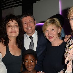Danièle Evenou, Isabelle Mergault et sa fille Maya, Jacques Sanchez, Chantal Ladesou et Arielle Dombasle à l'anniversaire du programmateur de télévision Jacques Sanchez au restaurant Nolita à Paris le 29 mai 2016. Crédit Veeren/Bestimage