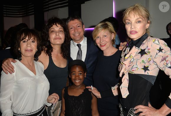 Danièle Evenou, Isabelle Mergault et sa fille Maya, Jacques Sanchez, Chantal Ladesou et Arielle Dombasle à l'anniversaire du programmateur de télévision Jacques Sanchez au restaurant Nolita à Paris le 29 mai 2016. Crédit Veeren/Bestimage