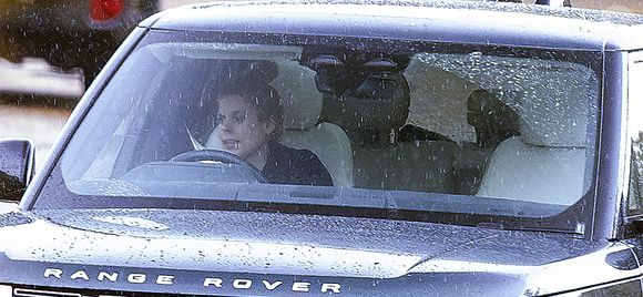La princesse Beatrice d'York arrive à Windsor pour rendre visite à son père, le prince Andrew, qui a récemment renoncé à ses titres royaux, le 20 octobre 2025. Photo par GOFF  / BESTIMAGE