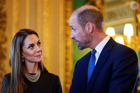 Le prince et la princesse de Galles (Le prince William, prince de Galles et Catherine "Kate" Middleton, princesse de Galles) regardant des pièces de la collection royale dans le salon vert du château de Windsor, Berkshire, au premier jour de la visite d'État au Royaume-Uni du président de la République fédérale d'Allemagne Frank-Walter Steinmeier. © PA Photo/ Bestimage