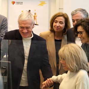 Le sélectionneur de l'équipe de France de football Didier Deschamps et Brigitte Macron se tiennent devant le bureau de poste principal de Bordeaux, dans le sud-ouest de la France, le 8 janvier 2025, alors qu'ils lancent l'édition 2025 du fonds de charité appelé "Opérations pièces jaunes", dont la fondation vise à améliorer les conditions des enfants hospitalisés. Le sélectionneur de l'équipe de France, vainqueur de la Coupe du monde 2018, Didier Deschamps, a annoncé le 8 janvier 2025 qu'il quitterait son poste après la phase finale de 2026. © Fabien Cottereau - Patrick Bernard/Bestimage