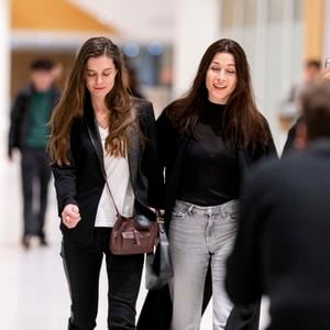 Magda Vavrusova (haut blanc), guest à la sortie du procès de Gérard Depardieu pour agressions sexuelles sur deux femmes lors d'un tournage de film en 2021 au tribunal correctionnel de Paris, France, le 25 mars 2025. Depardieu, 76 ans, qui a réalisé plus de 200 films et séries télévisées, a été accusé de comportement inapproprié par une vingtaine de femmes, mais c'est la première affaire à être jugée. Les deux plaignantes - Amélie, 54 ans, décoratrice, et Sarah (nom modifié), 34 ans, assistante réalisatrice - allèguent une agression sexuelle lors du tournage en 2021 de « Les Volets Verts » du réalisateur Jean Becker. © Pierre Perusseau/Bestimage