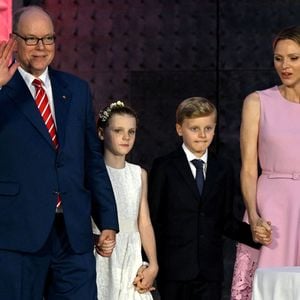 Un cadeau gourmand pour Albert de Monaco !

Le prince Albert II de Monaco, la princesse Charlene et leurs enfants, le prince héréditaire Jacques et la princesse Gabriella à la célébration des 20 ans de règne d'Albert II de Monaco sur la place du Palais à Monaco, le 19 juillet 2025. 

Photo : Bruno Bebert / Bestimage