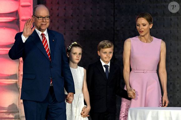 Un cadeau gourmand pour Albert de Monaco !

Le prince Albert II de Monaco, la princesse Charlene et leurs enfants, le prince héréditaire Jacques et la princesse Gabriella à la célébration des 20 ans de règne d'Albert II de Monaco sur la place du Palais à Monaco, le 19 juillet 2025. 

Photo : Bruno Bebert / Bestimage