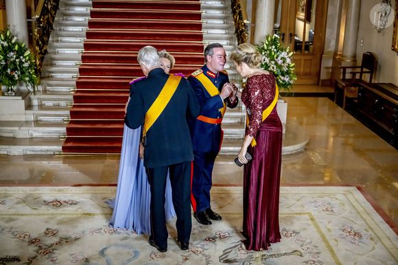Pour rappel, le grand-duc Henri a abdiqué après 25 ans de règne et c'est donc son fils Guillaume qui reprend le trône.

Grand Duke Guillaume, Grande-Duchesse Stephanie de Luxembourg, la reine Mathilde de Belgique, Le roi Philippe de Belgique aux arrivées du dîner de gala des célébrations du changement de trône au Palais grand-ducal du Luxembourg, le 3 octobre 2025. @Dana Press / Bestimage