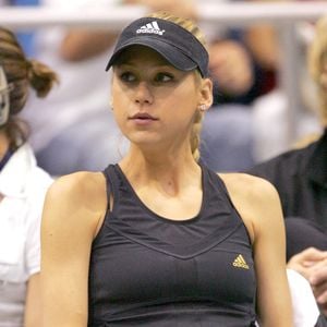 La joueuse de tennis a été aperçue en fauteuil roulant dans les rues de Floride.

Anna Kournikova au tournoi de tennis au profit d'une association caritative, à Los Angeles.