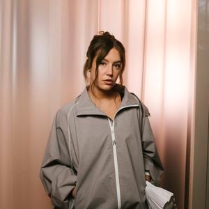 Adele Exarchopoulos au Front Row du défilé Lacoste Collection Femme Prêt-à-Porter Printemps/Eté 2026 lors de la Fashion Week de Paris (PFW), au Lycée Carnot, à Paris, France, le 5 octobre 2025. © Sam Delpech/Bestimage