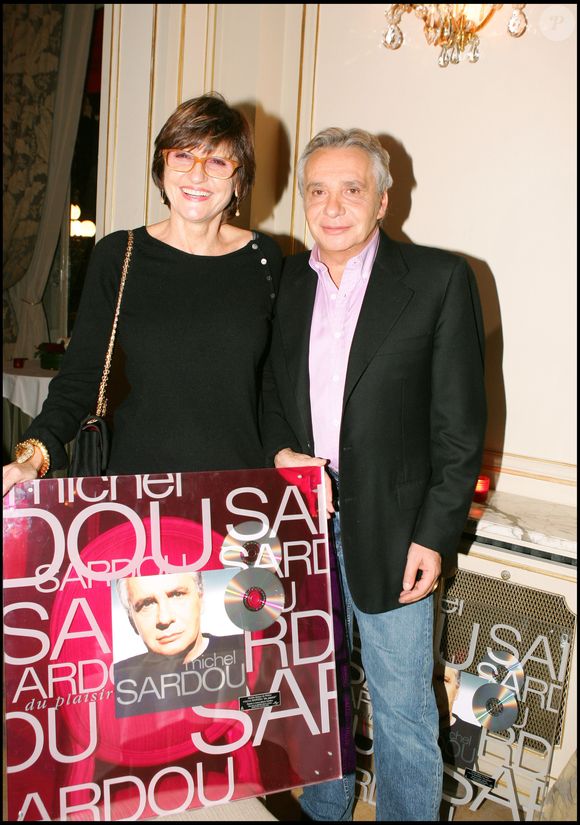 Exclusif - Michel Sardou et Anne-Marie Périer - Michel Sardou a reçu un doubme disque de platine pour son album "Du plaisir". Le 26 novembre 2004. © OLIVIER BORDE / BESTIMAGE