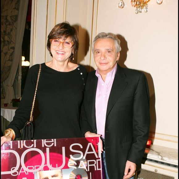 Exclusif - Michel Sardou et Anne-Marie Périer - Michel Sardou a reçu un doubme disque de platine pour son album "Du plaisir". Le 26 novembre 2004. © OLIVIER BORDE / BESTIMAGE