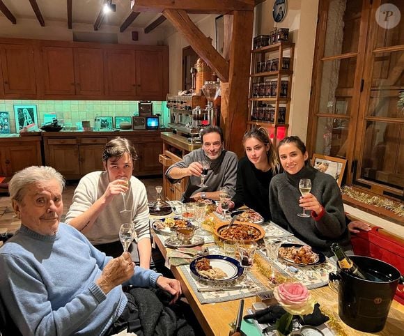 Alain Delon immortalisé pour son tout dernier Noël, à Douchy, avec ses fils Alain-Fabien et Anthony Delon et ses petites-filles Loup et Liv, les filles d'Anthony. Décembre 2023.