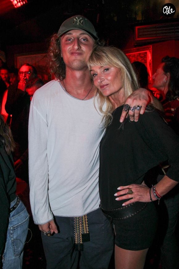 Il a partagé plusieurs images de la soirée sur Instagram.

 Joalukas Noah et sa mère Isabelle Camus à la soirée d’anniversaire de Véronica Thierry au club l’Arc Paris le 10 novembre 2025.

© Philippe Baldini / Bestimage
