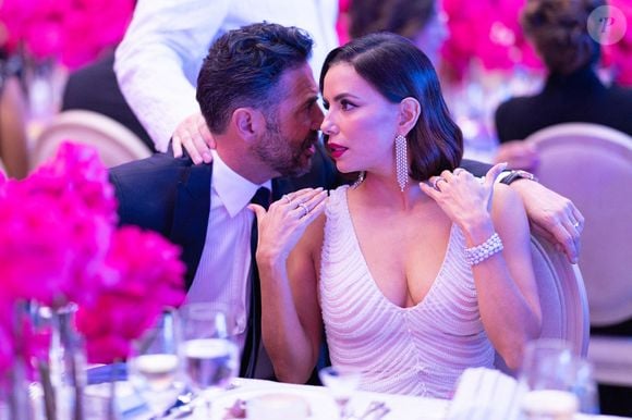 Drapée dans une somptueuse robe sirène blanche, entièrement perlée, elle offrait l’image d’une silhouette sculptée, sublimée par l’éclat délicat des perles. 

Exclusif - Eva Longoria et son mari José Antonio Bastón - Global Gift Gala Paris à l'hôtel Four Seasons George V à Paris le 8 novembre 2025. © Cyril Moreau/Bestimage