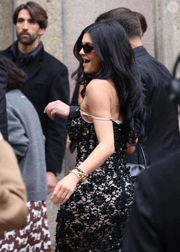 Kylie Jenner aux arrivées du défilé Miu Miu Collection Femme Prêt-à-Porter Printemps/Eté 2026 lors de la Fashion Week de Paris (PFW), au Conseil Économique, social et environnemental, Palais d'lena, à Paris, France, le 6 octobre 2025. © Denis Guignebourg / Bestimage