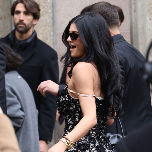 Kylie Jenner aux arrivées du défilé Miu Miu Collection Femme Prêt-à-Porter Printemps/Eté 2026 lors de la Fashion Week de Paris (PFW), au Conseil Économique, social et environnemental, Palais d'lena, à Paris, France, le 6 octobre 2025. © Denis Guignebourg / Bestimage