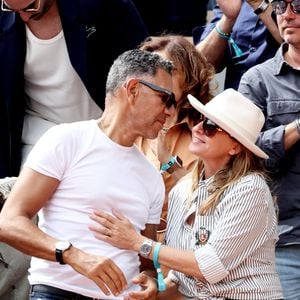 Sarah Poniatowski (Lavoine) avec son compagnon Roschdy Zem et son fils Roman dans les tribunes lors des Internationaux de France de Tennis de Roland Garros 2025. Paris, le 1er Juin 2025. Photo par Dominique Jacovides/Bestimage