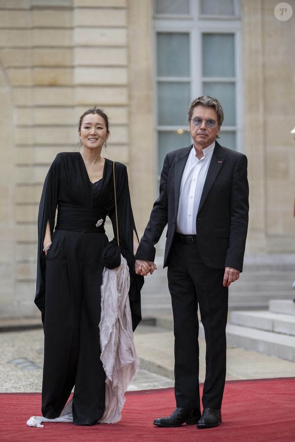 En couple avec l'actrice Gong Li depuis six ans maintenant, il a connu une idylle qui avait particulièrement marqué les esprits.

Le compositeur français de musique électronique Jean-Michel Jarre et son épouse l'actrice chinoise Gong Li arrivent pour assister à un dîner d'Etat officiel dans le cadre de la visite d'Etat de deux jours du président chinois en France, au Palais de l'Elysée à Paris, le 6 mai 2024.Photo by Eliot Blondet/ABACAPRESS.COM