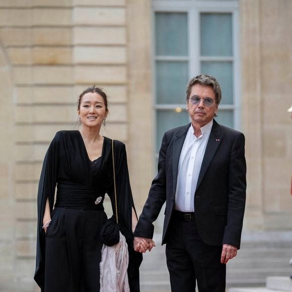 En couple avec l'actrice Gong Li depuis six ans maintenant, il a connu une idylle qui avait particulièrement marqué les esprits.

Le compositeur français de musique électronique Jean-Michel Jarre et son épouse l'actrice chinoise Gong Li arrivent pour assister à un dîner d'Etat officiel dans le cadre de la visite d'Etat de deux jours du président chinois en France, au Palais de l'Elysée à Paris, le 6 mai 2024.Photo by Eliot Blondet/ABACAPRESS.COM