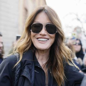 Carla Bruni arrive au défilé Tod's lors de la Semaine de la mode de Milan - Vêtement Femme Automne/Hiver 2025/2026 le 28 février 2025 à Milan, Italie. Photo by Marco Piovanotto/ABACAPRESS.COM