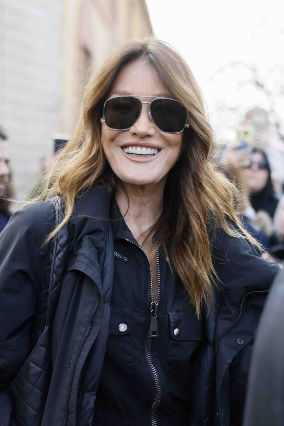 Carla Bruni arrive au défilé Tod's lors de la Semaine de la mode de Milan - Vêtement Femme Automne/Hiver 2025/2026 le 28 février 2025 à Milan, Italie. Photo by Marco Piovanotto/ABACAPRESS.COM