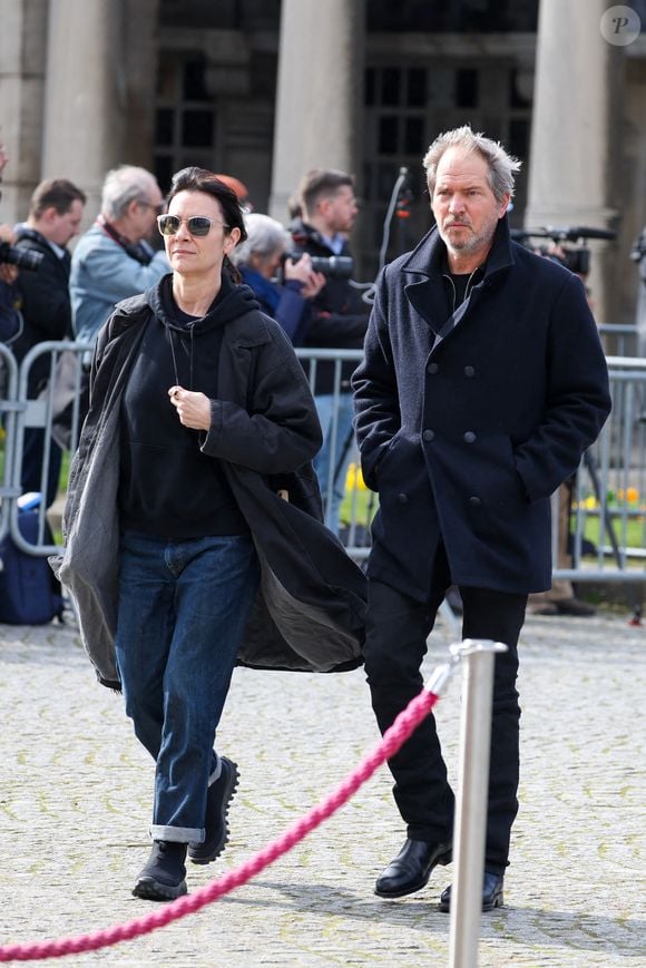 Géraldine Pailhas et son mari Christopher Thompson aux arrivées des obsèques d'Emilie Dequenne au cimetière Père Lachaise à Paris, France, le 26 mars 2025. © Dominique Jacovides/Bestimage