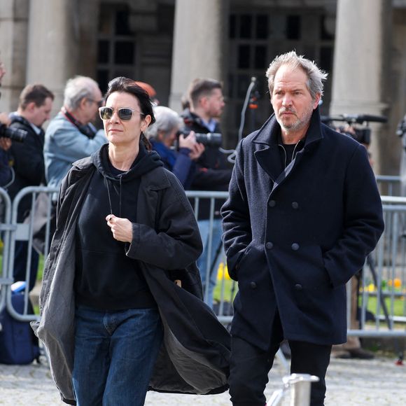 Géraldine Pailhas et son mari Christopher Thompson aux arrivées des obsèques d'Emilie Dequenne au cimetière Père Lachaise à Paris, France, le 26 mars 2025. © Dominique Jacovides/Bestimage