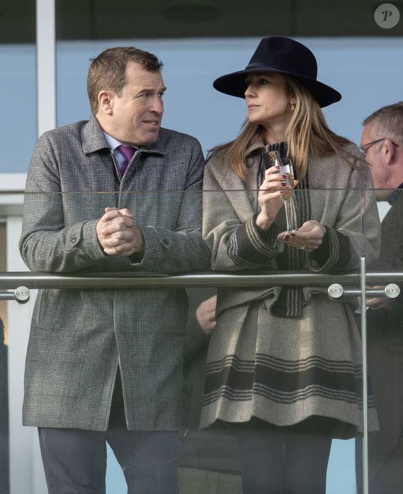 Tous deux déjà parents, ils trouvent rapidement un équilibre familial apaisé.

Harriet Sperling, Peter Phillips, Course du Nouvel An à l'hippodrome de Cheltenham à Cheltenham, Gloucestershire, Grande-Bretagne, 1er janvier 2026.

© Dana Press / Bestimage