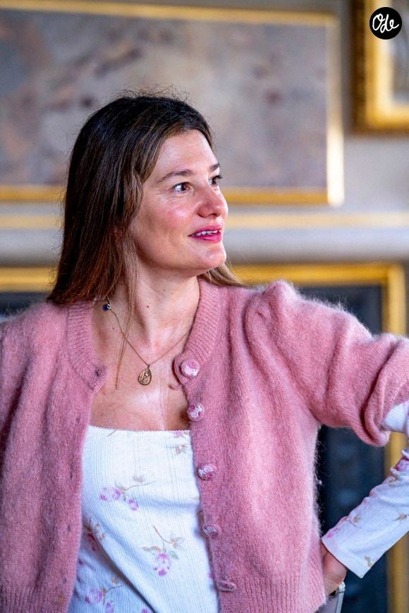 L'actrice de 43 ans a quitté ce village, distingué parmi les Plus Beaux Villages de France en 2023, pour s'installer dans les Alpes. 

Alice Pol est missionnée pour lire la dictée noire de la 22ème édition du festival Quais du Polar à Lyon le 04/04/2026. Photo Sandrine Thesillat / PsNewZ / Bestimage