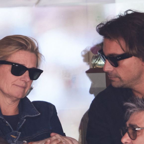 Bertrand Chameroy, Anne-Elisabeth Lemoine - Célébrités dans les tribunes de la finale homme des Internationaux de France de tennis de Roland Garros 2024 à Paris le 9 juin 2024. © Jacovides-Moreau/Bestimage
