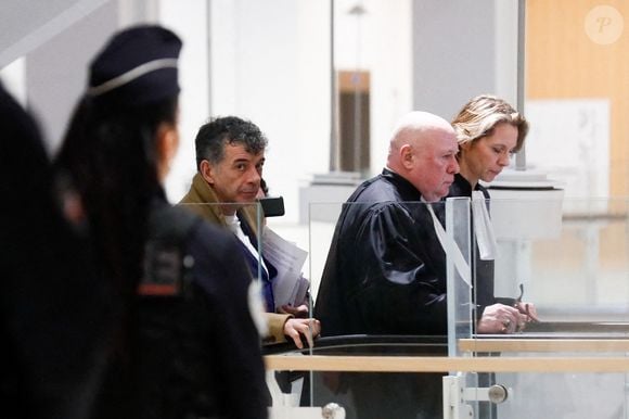 Procès de Stéphane Plaza: l’animateur arrive au tribunal correctionnel de Paris le 9 janvier 2025 avec ses avocats Carlo Alberto Brusa et Hélène Plumet.
Stéphane Plaza est jugé ce jeudi devant le tribunal correctionnel de Paris pour des violences sur deux anciennes compagnes.
L'agent immobilier de 54 ans aurait dû être jugé en août 2024 mais il ne s'était pas présenté à l'audience, en raison, selon sa défense, de « fragilités psychologiques ». Une expertise psychiatrique ordonnée par le tribunal a depuis confirmé qu'il était en état d'être jugé.

© Christophe Clovis / Bestimage