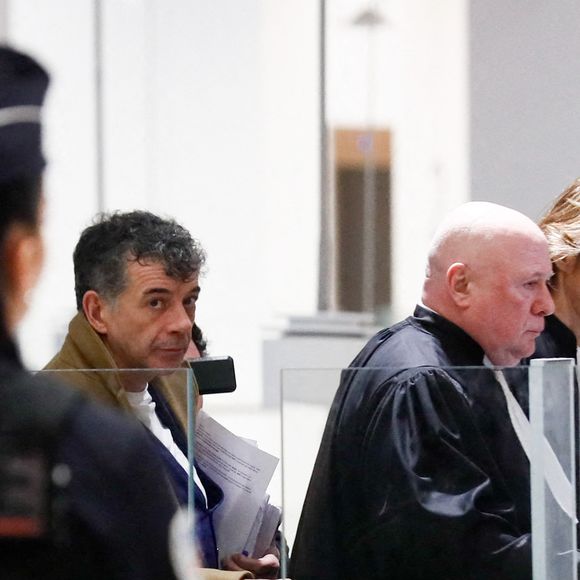 Procès de Stéphane Plaza: l’animateur arrive au tribunal correctionnel de Paris le 9 janvier 2025 avec ses avocats Carlo Alberto Brusa et Hélène Plumet.
Stéphane Plaza est jugé ce jeudi devant le tribunal correctionnel de Paris pour des violences sur deux anciennes compagnes.
L'agent immobilier de 54 ans aurait dû être jugé en août 2024 mais il ne s'était pas présenté à l'audience, en raison, selon sa défense, de « fragilités psychologiques ». Une expertise psychiatrique ordonnée par le tribunal a depuis confirmé qu'il était en état d'être jugé.

© Christophe Clovis / Bestimage