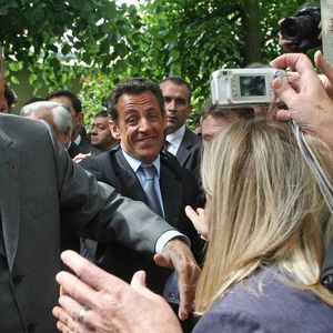 Le président français élu Nicolas Sarkozy et le président sortant Jacques Chirac dévoilent une sculpture de Fabrice Hyber pour commémorer l'abolition de l'esclavage au Jardin du Luxembourg à Paris, France, le 10 mai 2007. Photo by Mehdi Taamallah/ABACAPRESS.COM