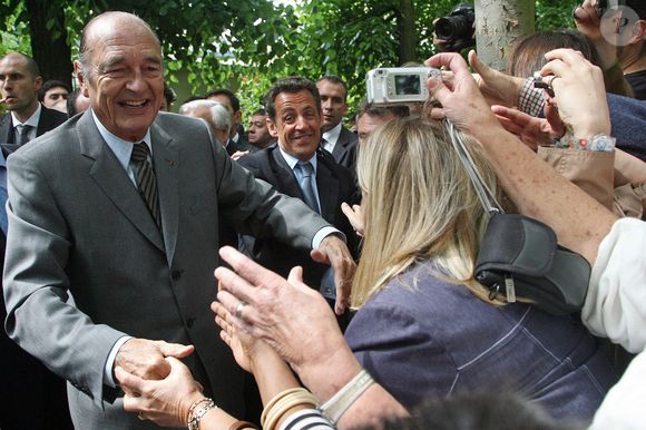 Le président français élu Nicolas Sarkozy et le président sortant Jacques Chirac dévoilent une sculpture de Fabrice Hyber pour commémorer l'abolition de l'esclavage au Jardin du Luxembourg à Paris, France, le 10 mai 2007. Photo by Mehdi Taamallah/ABACAPRESS.COM