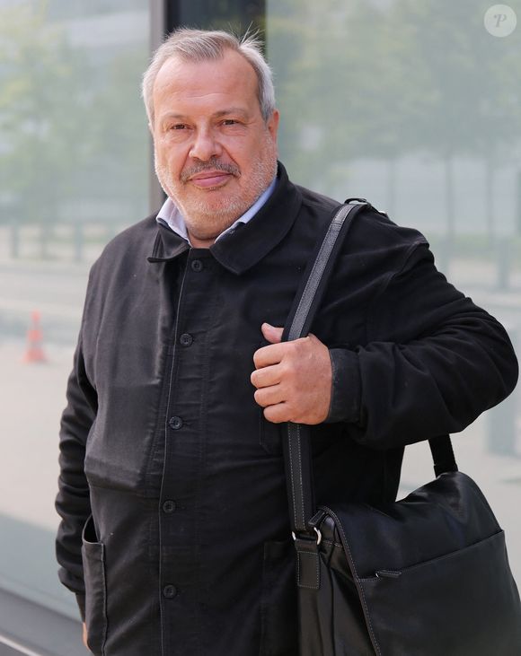 Il poursuit sa carrière médiatique avec constance et engagement.

Exclusif - Perico Legasse à la sortie des studios RMC à Paris. Le 27 août 2021
Panoramic / Bestimage